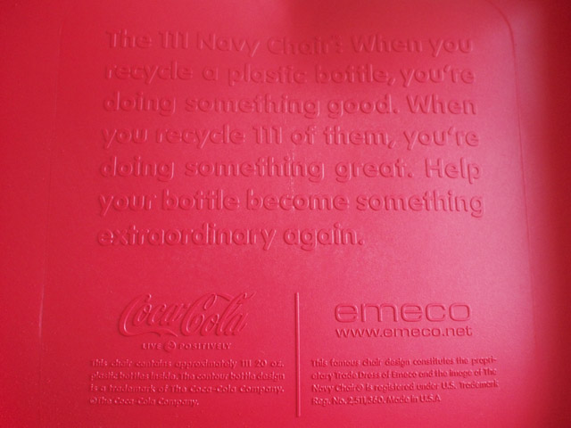 座面の裏にはコカ・コーラ社とエメコ社のロゴ、そしてメッセージが入っている。