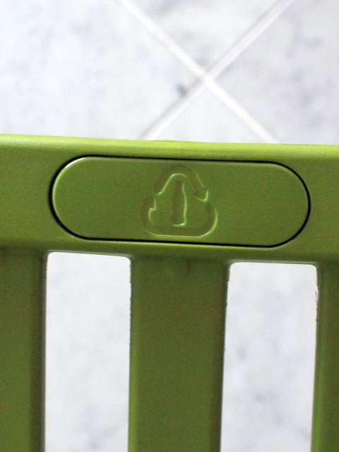 背面上部にはリサイクルマーク。 背面上部にはリサイクルマーク。