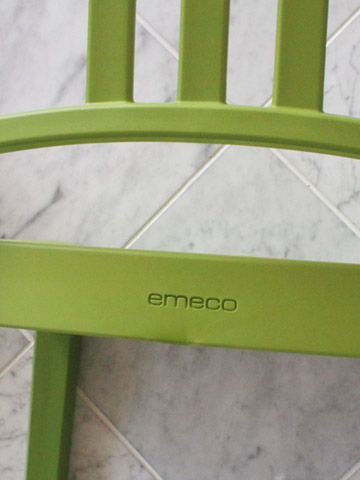 座面背部にはemecoのエンボスロゴ。