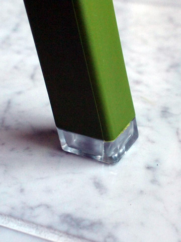 脚部の保護キャップは透明。 脚部の保護キャップは透明。