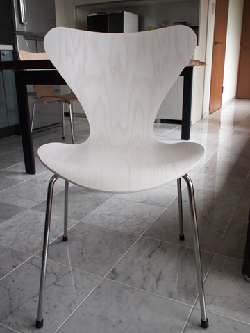 アルネ・ヤコブセン Series 7 (Colored Ash White) アルネ・ヤコブセン Series 7 (Colored Ash White)