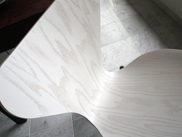 木目の浮き出る仕上げの塗装(Colored Ash White)。 木目の浮き出る仕上げの塗装(Colored Ash White)。