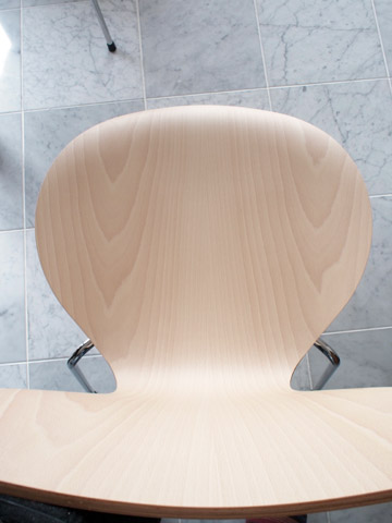 天然木なので完全にではないが、できるだけ左右対称の木目になるように作られている。これは上から見たところ 天然木なので完全にではないが、できるだけ左右対称の木目になるように作られている。これは上から見たところ。