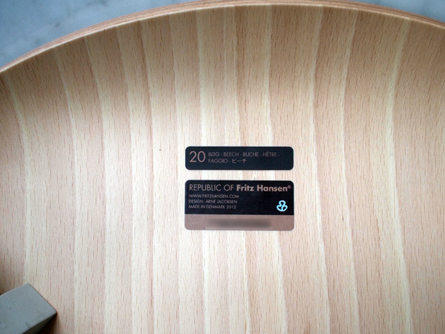 座面の底面には20年保証のシール(シリアルナンバー付き)。 座面の底面には20年保証のシール(シリアルナンバー付き)。