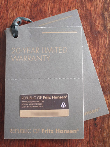 椅子についてくる保証カードとミニカタログ。 椅子についてくる保証カードとミニカタログ。