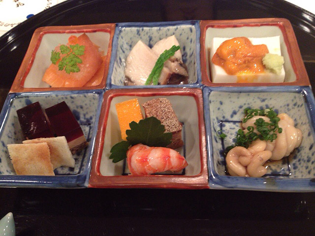 八寸。右上から時計回りに、胡麻豆腐と生雲丹、白子照り焼き、厚焼き 松風 海老御前、フォアグラゼリー、スモークサーモン、柔らか鮑 肝ソース。 八寸。右上から時計回りに、胡麻豆腐と生雲丹、白子照り焼き、厚焼き 松風 海老御前、フォアグラゼリー、スモークサーモン、柔らか鮑 肝ソース。