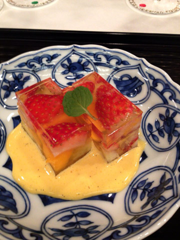 食後の水菓子。果物ゼリー寄せ。 食後の水菓子。果物ゼリー寄せ。