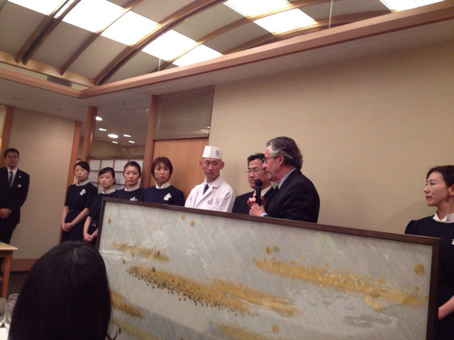 マイクを持つのがミシェル・ジャノー氏、白い服が料理の岡田氏。 マイクを持つのがミシェル・ジャノー氏、白い服が料理の岡田氏。