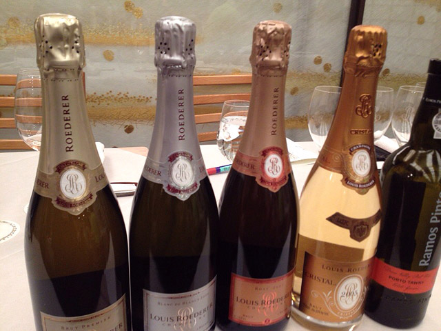 ひな壇前に並べられていたシャンパーニュ。最初からの紹介順に左から並んでいる。(ロゼのスティルワインは下げられていた) ひな壇前に並べられていたシャンパーニュ。最初からの紹介順に左から並んでいる。(ロゼのスティルワインは下げられていた)