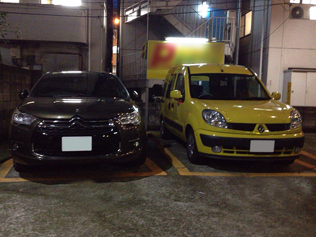 ルノー・カングー（右）とDS4（左）。