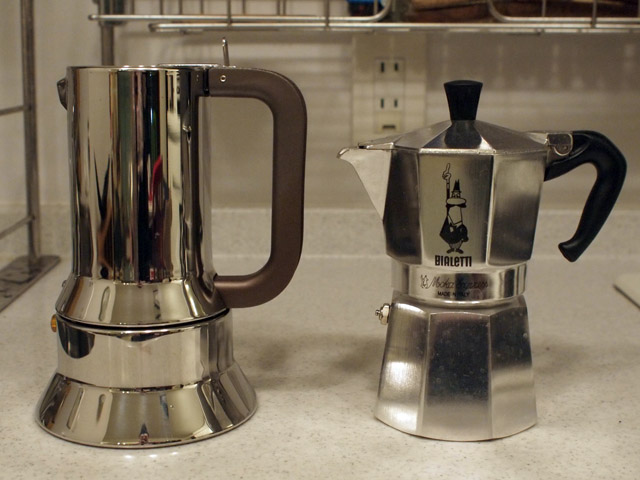 新旧の比較。左が新しく買ったアレッシィのエスプレッソメーカー。