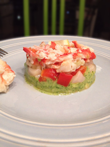 カニほぐし身とホタテ、赤ピーマンのマリネ　ワカモレ風アボカドペーストとともに