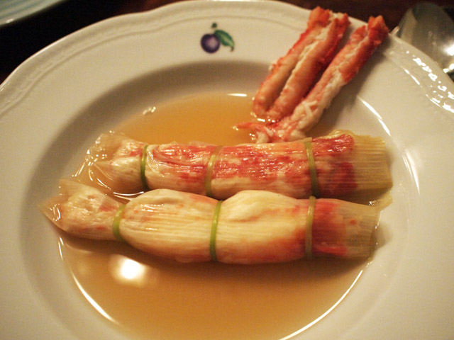 焼きガニ風味のコンソメで煮たネギで巻いたカニ脚身