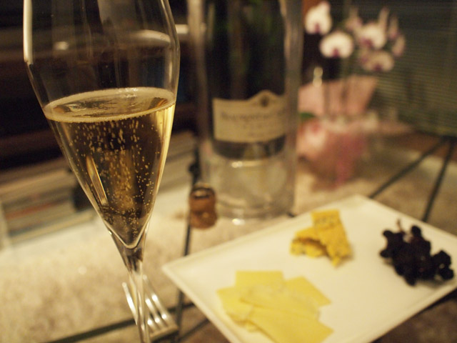 チーズ、枝付き干しぶどうとともに。