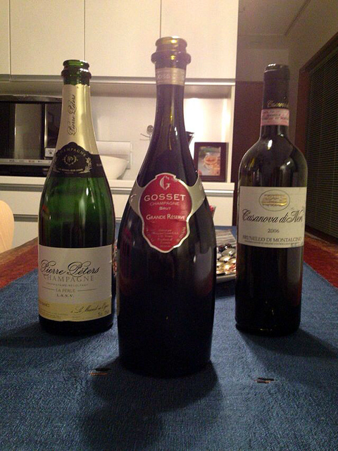 今回出したシャンパーニュ2本（左、中央）とワイン（右）。