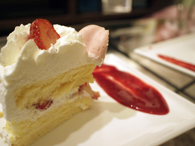 食後のケーキは気に入りのケーキ屋の。ベリーソース添え。