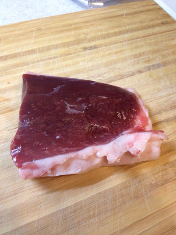 鴨肉。調理前。