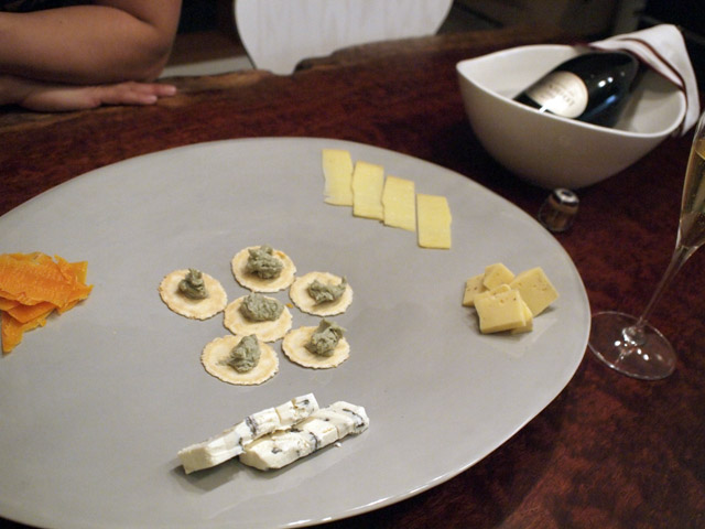 コンテ、トリュフゴーダ、ゴルゴンゾーラ・マスカルポーネ、24ヶ月熟成ミモレット、クラッハー。