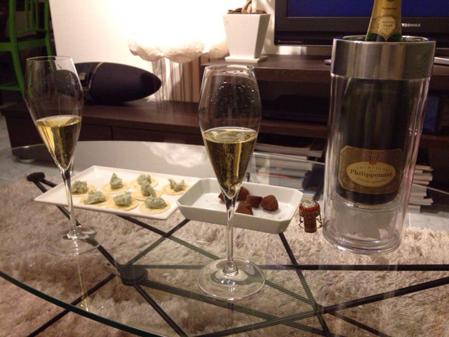 Sec（甘口）なので、デザート向けチーズとトリュフチョコレートとともに。