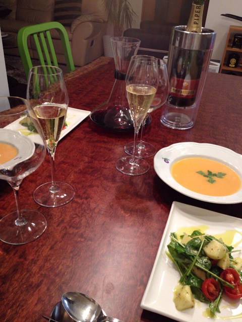 メインの前にはスープとサラダ。スープはにんじんのポタージュ。サラダはりんご入り。