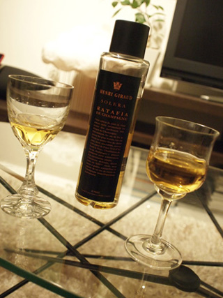 グラスに注いだラタフィア。