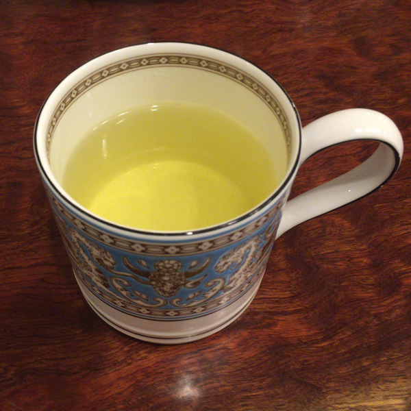 いちじくの若葉茶を入れたところ