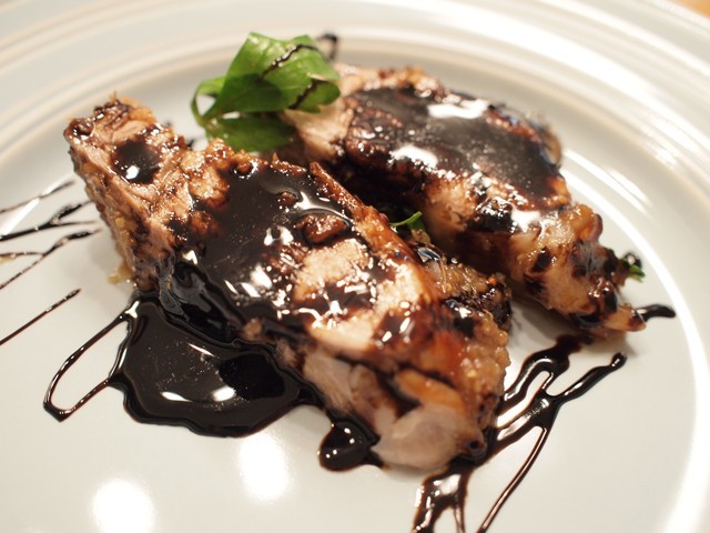 食べる時は切り分けてソースをかけて食べます。