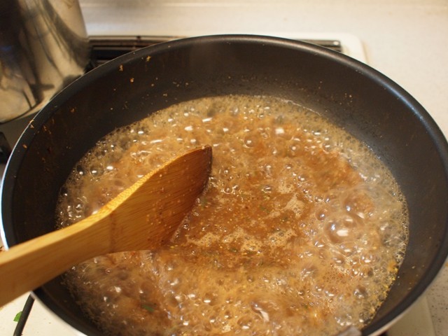 ソースを煮詰めます。