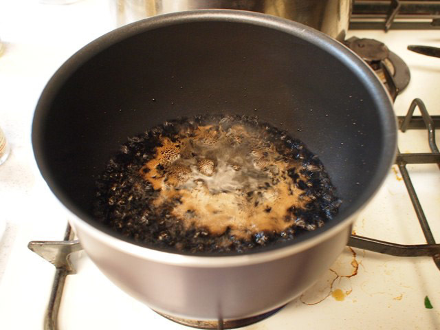 バルサミコ酢を煮詰めます。