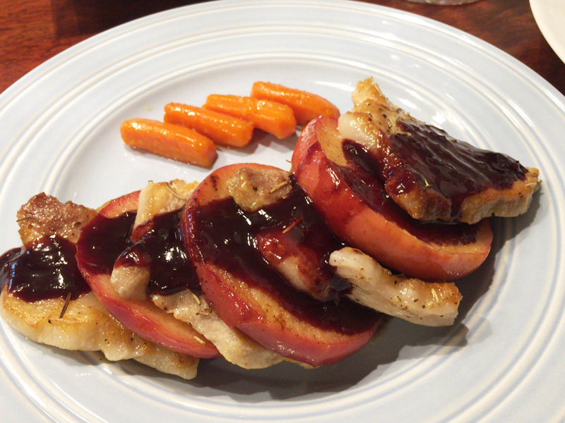 豚ロース肉とリンゴのソテー　赤ワインバルサミコソース