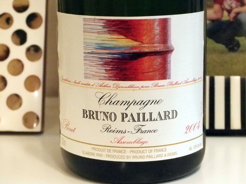 エチケットはグルジア生まれのアーティスト、Arthur Djoroukhian(アーサー・ドジョロウクヒアン）の作。「調和とシンフォニー」のテーマを描いたものだとか。