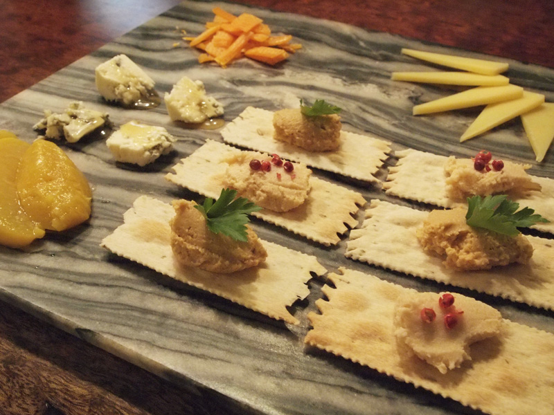 つまみはチーズ、パテなど各種用意。