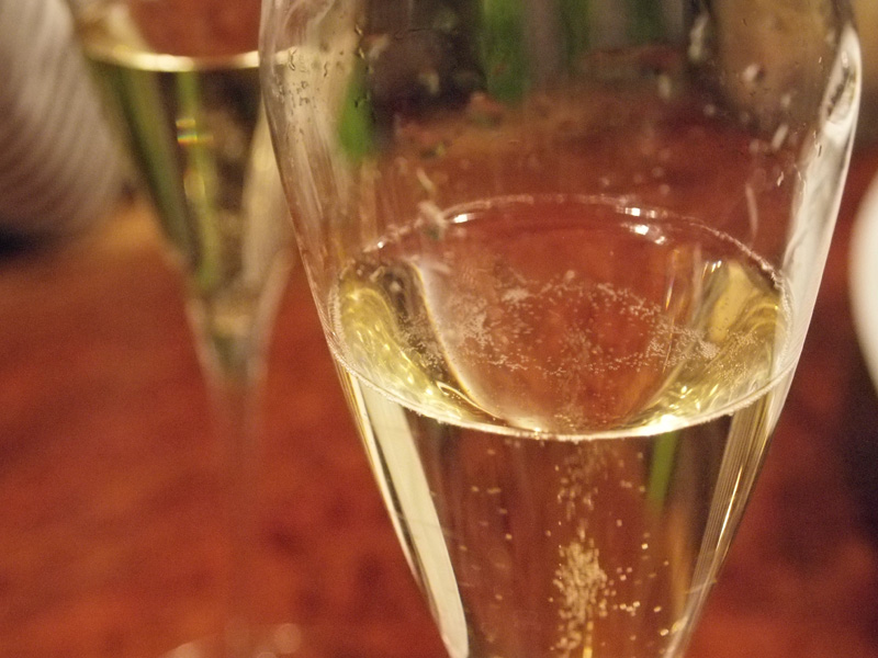 泡は細かく、濃いエキス分の液体の中をゆっくり立ち上る。