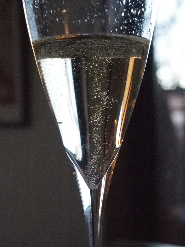 泡立ちは細かく、上質な印象。