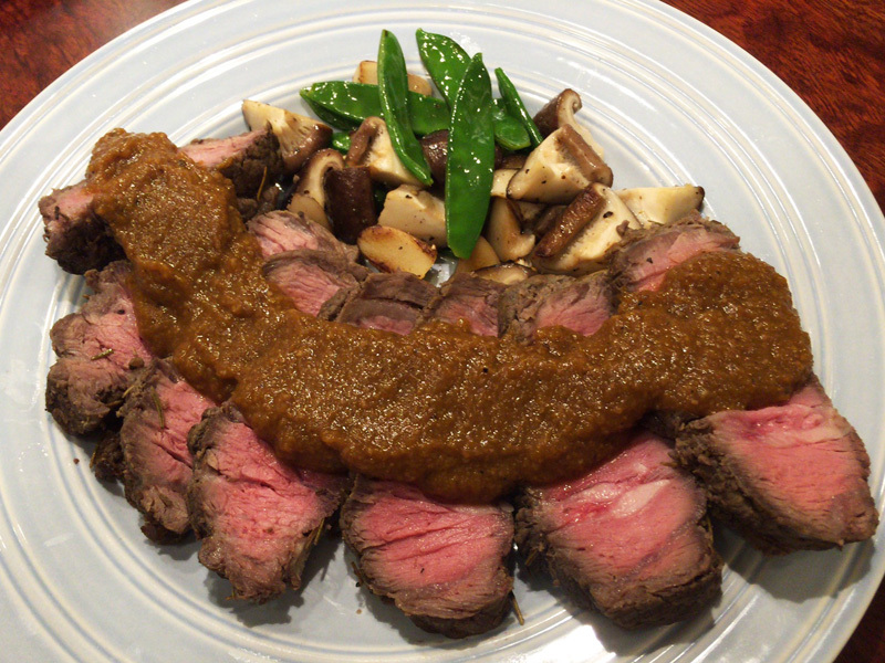 自家製ソースをたっぷりかけて食べます。