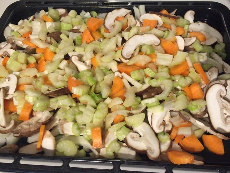 香味野菜を天板に敷き詰めます