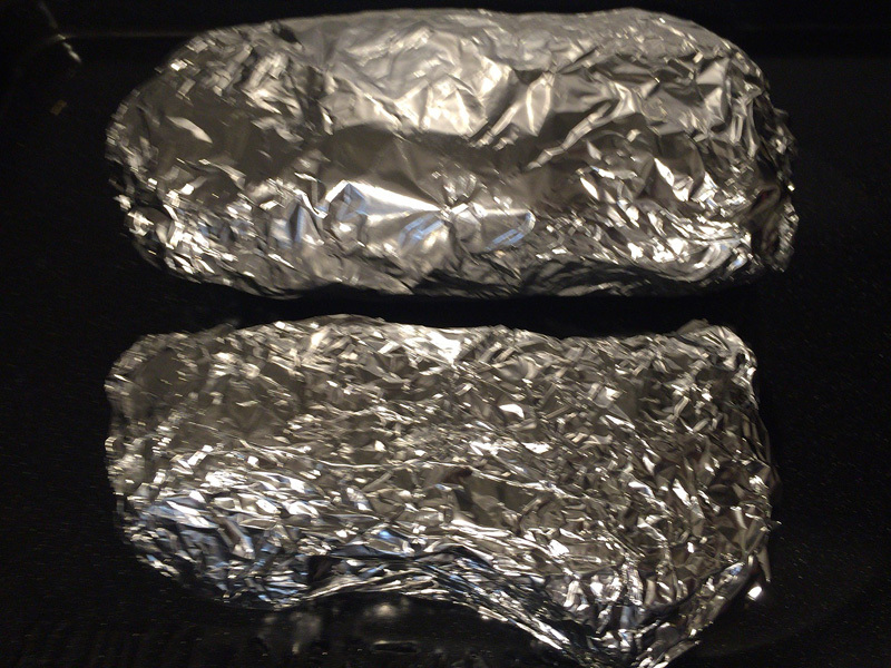 アルミホイルで包んで休ませます。