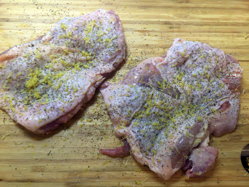 鶏もも肉の両面にシーズニング。