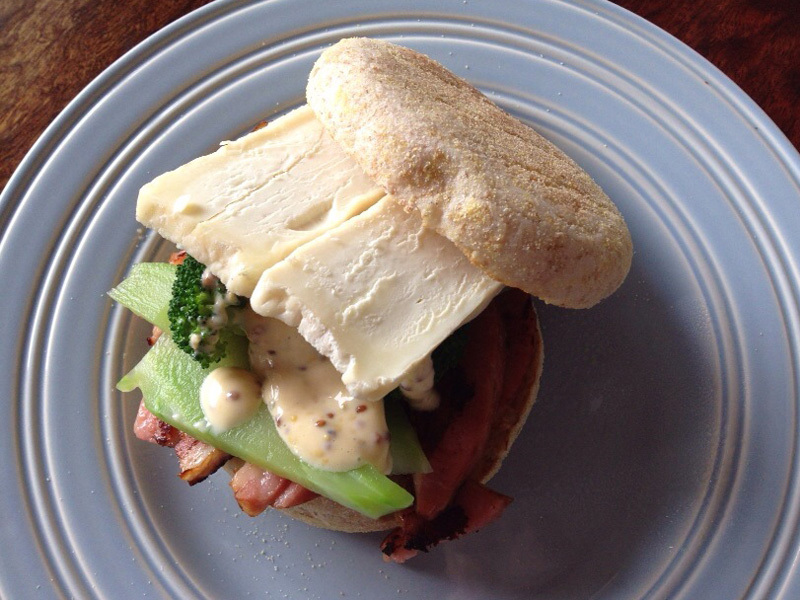 山羊のチーズのマフィンサンド