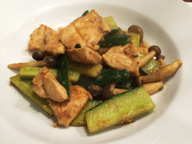 鶏胸肉、きゅうり、しめじの味噌炒め