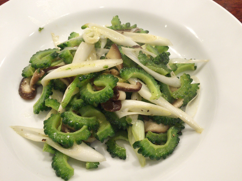 ゴーヤ、白ねぎとしいたけの炒めもの