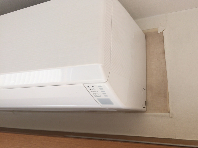 ビフォー。エアコンを移動した結果、下のボードが出てきた。