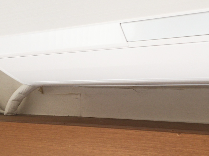 エアコン下部も、排水パイプまでにかけて張り替える必要がある。