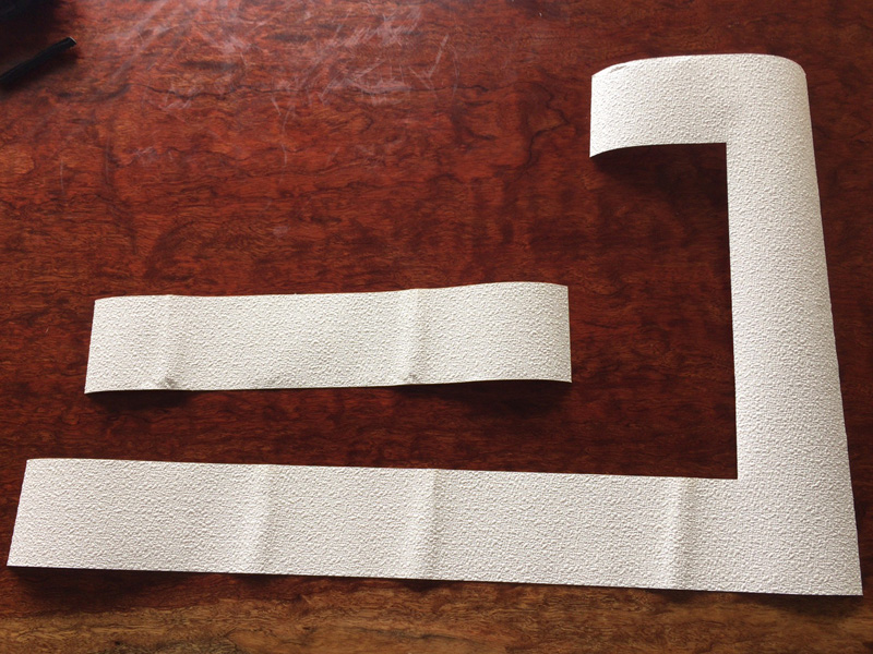 切り出した壁紙。右側はそのまま、左用は単に長方形に切ってしまったのでやり直し。