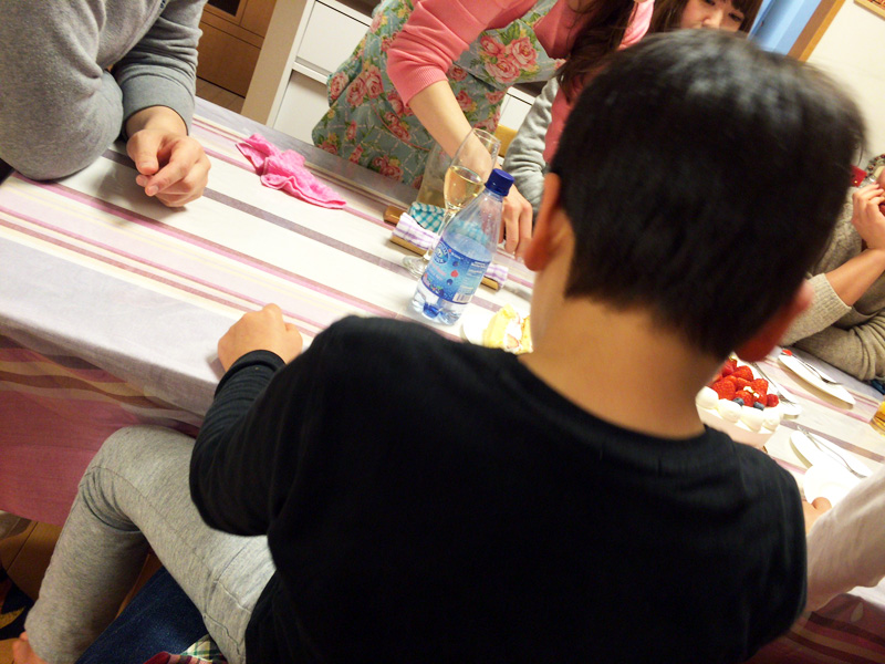 その今春小学校に入学するじょにお兄末っ子。何故か俺の膝の上に乗ってきてケーキを食べる。