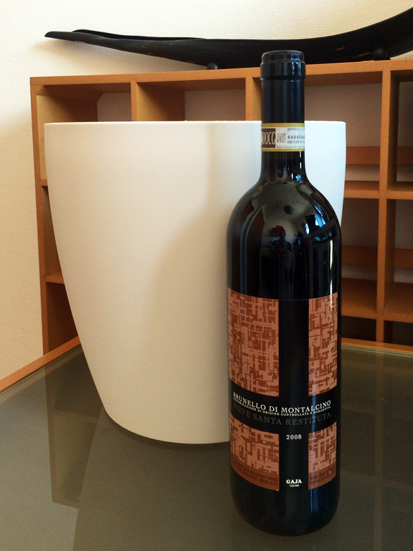 うちでワインクーラーに代用したことのある物。サイズ感が分かりにくいので、隣にワインボトルを置いてみた。