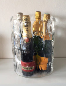 シャンパンボトル4本は入る。