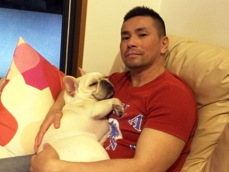 抱えられたまま寝るプットニョス。