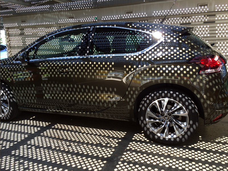 ノーマルタイヤに履き替えて。出先の駐車場でパンチングメタルの影が水玉模様のように。