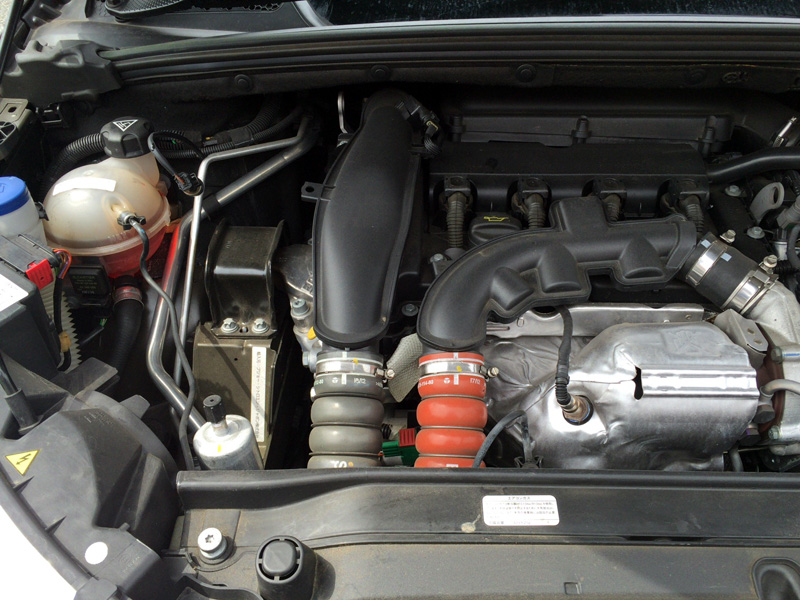 エンジンルーム内。左の赤い液体がクーラント。